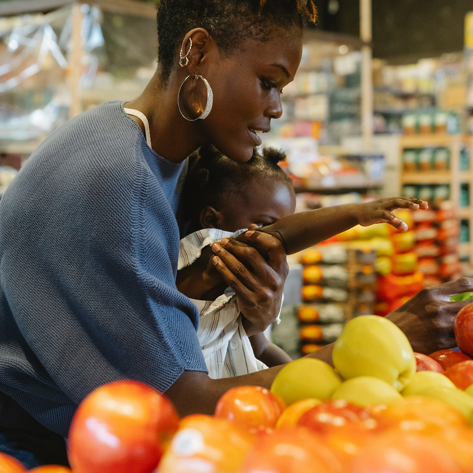 A black woman and her child in a supermarket to transfer skills for generalization